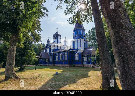 Traaditionelle hölzerne orthodoxe Kirche des Schutzes der Gottesmutter in Puchly, einem kleinen Dorf in Podlasie in Polen Stockfoto