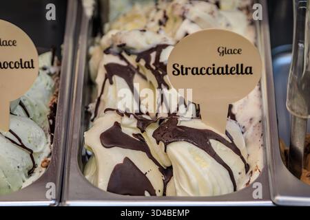 Handgefertigtes Vanille- und Schokoladen-Stracciatella-Eis in einer Wanne, ausgestellt in einer Eisdiele in der Altstadt oder Vieille Ville, Nizza, Frankreich Stockfoto