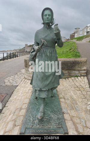 Statue von Mary Anning, Fossilienjägerin, in Lyme Regis, Dorset, Großbritannien. Sie entdeckte Ichthyosaurier- und Plesiosaurier-Fossilien. Stockfoto