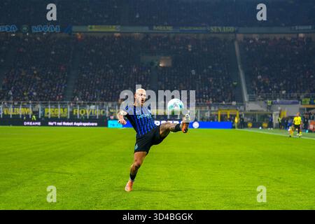 Mailand, Italie. November 2025. Federico Dimarco während des italienischen Meisterschaftsspiels Serie A zwischen FC Internazionale und SS Lazio am 9. November 2025 im Giuseppe Meazza Stadion in Mailand, Italien - Foto Alessio Morgese/DPPI Credit: DPPI Media/Alamy Live News Stockfoto
