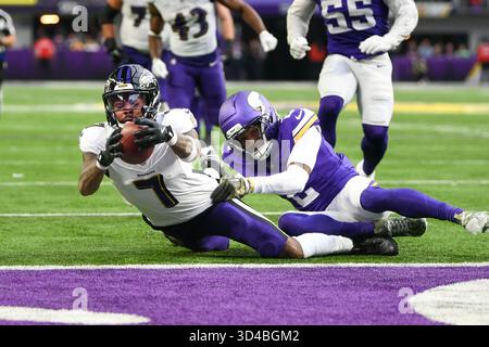 Minneapolis, Minnesota am Sonntag, 9. November 2025. Baltimore Ravens Wide Receiver Rashod Bateman (L) wird im dritten Quartal im U.S. Bank Stadium in Minneapolis, Minnesota, am 9. November 2025 von Isaiah Rodgers gegen die Minnesota Vikings angegriffen. Foto: Craig Lassig/UPI Credit: UPI/Alamy Live News Stockfoto