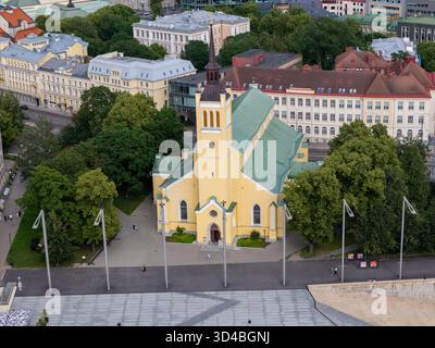 Ein Blick aus der Vogelperspektive auf eine Kirche im Zentrum von Tallinn, Estland Stockfoto