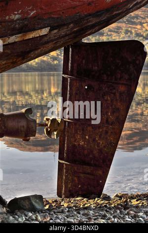 060 Rusty Reste des Ruderblattes und Propellers (ohne Klingen) des Schiffswracks der Golden Harvest, auf einem Kieselstrand. Fort William-Scotland Stockfoto