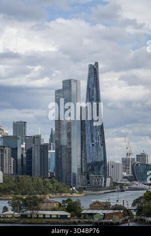 Crown Sydney und die angrenzenden Barangaroo Towers, moderne Wolkenkratzer, die sich unter bewölktem Himmel deutlich über dem Hafen von Sydney erheben. Entwicklung der Uferpromenade in Stockfoto