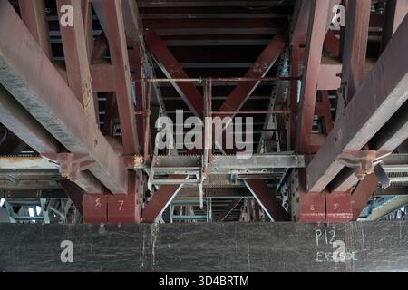 Die strukturelle Unterseite der Pyrmont Bridge in Sydney, Australien, zeigt komplizierte Metallbalken, Traversen und technische Details. Teil einer historischen La Stockfoto