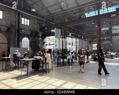 Der Carriageworks Farmers Market in Sydney, Australien, ist in seinem umgestalteten Industriegebäude voller Besucher. Stockfoto