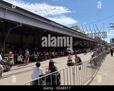 Carriageworks Farmers Market in Sydney, Australien, ist voll von Menschen, die frische Produkte und eine gemeinschaftliche Atmosphäre genießen, in einer umgestalteten Industrie Stockfoto