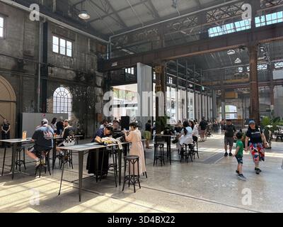 Carriageworks Farmers Market, Sydney, Australien. Shopper und Besucher treffen sich in einem Veranstaltungsraum im industriellen Stil, der hohe Decken und große W Stockfoto