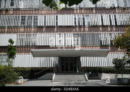 Fakultät für Chemie, Universität von Sydney. Blick von außen auf das moderne Gebäude mit seiner markanten Fassade und vertikalen Sonnenschlitzen. Repräsentiert Scien Stockfoto