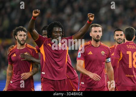 Stadio Olimpico, Rom, Italien. November 2025. Fußball der Serie A; Roma gegen Udinesen; Romas-Spieler feiern ihren Sieg am Ende des Spiels Credit: Action Plus Sports/Alamy Live News Stockfoto