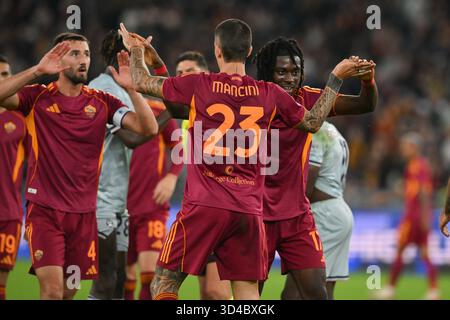 Stadio Olimpico, Rom, Italien. November 2025. Fußball der Serie A; Roma gegen Udinesen; Romas-Spieler feiern ihren Sieg am Ende des Spiels Credit: Action Plus Sports/Alamy Live News Stockfoto