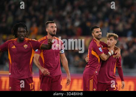 Stadio Olimpico, Rom, Italien. November 2025. Fußball der Serie A; Roma gegen Udinesen; Romas-Spieler feiern ihren Sieg am Ende des Spiels Credit: Action Plus Sports/Alamy Live News Stockfoto