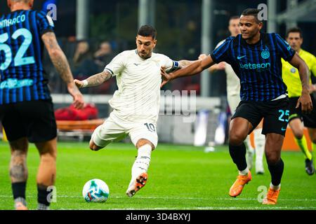 Mailand, Italien. November 2025. Mattia Zaccagni (SS Lazio) während des italienischen Meisterschaftsspiels Serie A zwischen dem FC Internazionale und der SS Lazio am 9. November 2025 im Giuseppe Meazza Stadion in Mailand. Credit: Luca Rossini/Alamy Live News Credit: Luca Rossini/Alamy Live News Stockfoto
