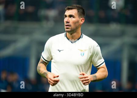 Mailand, Italien. November 2025. Alessio Romagnoli (SS Latium) während des italienischen Meisterschaftsspiels Serie A zwischen dem FC Internazionale und der SS Lazio am 9. November 2025 im Giuseppe Meazza Stadion in Mailand. Credit: Luca Rossini/Alamy Live News Credit: Luca Rossini/Alamy Live News Stockfoto