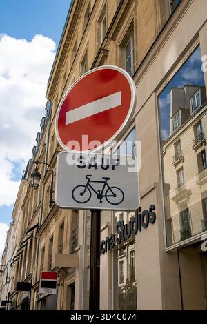 Straßenschild keine Einfahrt zum Verkehr außer Fahrräder Paris, Frankreich Stockfoto