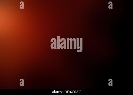 Warmes Rot-Braun-Farbverlauf Hintergrund mit weichem Licht Stockfoto