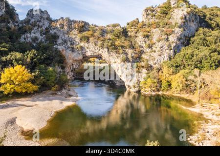 Vallon-Pont-d'Arc, ein großer natürlicher Felsbogen, der sich über den Fluss Ardèche erstreckt, ein wichtiger Ort und ein unvergleichlicher Aussichtspunkt in der Provence, Südfrankreich. Stockfoto