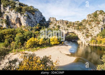 Vallon-Pont-d'Arc, ein großer natürlicher Felsbogen, der sich über den Fluss Ardèche erstreckt, ein wichtiger Ort und ein unvergleichlicher Aussichtspunkt in der Provence, Südfrankreich. Stockfoto