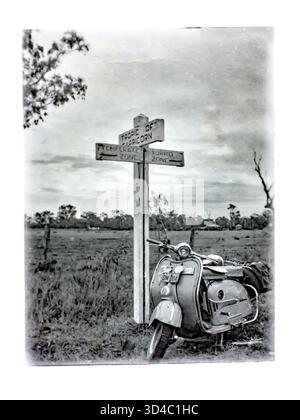 Tropic of Capricorn Wegweiser auf dem Bruce Highway Queensland Australia 1956 mit einem deutschen Dürkopp Diana Roller. Stockfoto