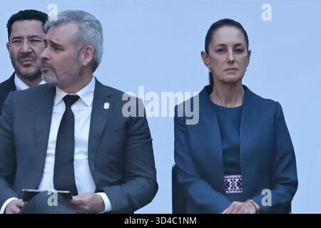 Mexiko, Cdmx, Mexiko. November 2025. Der Staat Michoacan erlebt derzeit eine schwere Krise der Unsicherheit, des organisierten Verbrechens und des Drogenhandels, eine Situation, die durch die Ermordung des Anführers der Zitronenproduzenten BERNARDO BRAVO und die jüngste Ermordung des Gouverneurs von Uruapan CARLOS MANZO während der Feierlichkeiten zum Tag der Toten auf dem Hauptplatz der Stadt deutlich wurde. Als Reaktion auf diese Ereignisse stellte die mexikanische Präsidentin CLAUDIA SHEIMBAUM im Nationalpalast den "Michoacan-Plan für Frieden und Gerechtigkeit" vor, um den Gouverneur von Michoacan ALFREDO RAMIREZ BEDOLLA zu unterstützen. Der Plan konzentriert sich auf Primarismus Stockfoto