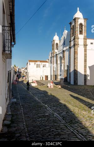 Monsaraz, Portugal - 07. Dezember 2024: Straße und Platz vor der Kirche unserer Lieben Frau von der Lagune in Monsaraz, Portugal. Stockfoto