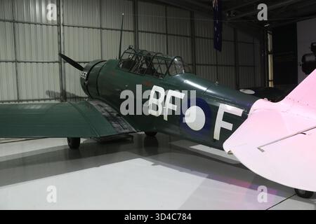 Temora, NSW, Australien. November 2025. Das Temora Aviation Museum bietet vom 2. September bis 20. November 2025 freien Eintritt, um 80 Jahre seit Ende des Zweiten Weltkriegs zu feiern. Das 1999 gegründete Temora Aviation Museum zeigt eine der weltweit besten Sammlungen fliegender historischer Flugzeuge. Abbildung: CA-16 Wirraway. Kredit: Carrot/Alamy Live News Stockfoto