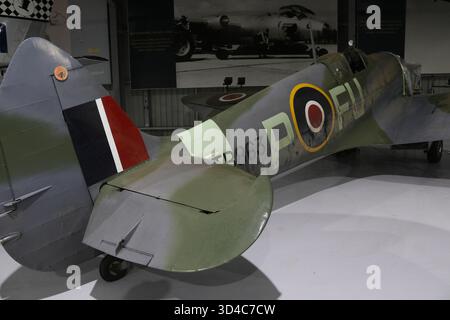 Temora, NSW, Australien. November 2025. Das Temora Aviation Museum bietet vom 2. September bis 20. November 2025 freien Eintritt, um 80 Jahre seit Ende des Zweiten Weltkriegs zu feiern. Das 1999 gegründete Temora Aviation Museum zeigt eine der weltweit besten Sammlungen fliegender historischer Flugzeuge. Abgebildet: Spitfire. Kredit: Carrot/Alamy Live News Stockfoto