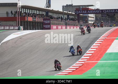 Portimao, Portugal. November 2025. Das Feld im Einsatz beim MotoGP-Rennen um den Qatar Airways Grand Prix von Portugal auf dem Algarve International Circuit. (Foto: Henrique Casinhas/SOPA Images/SIPA USA) Credit: SIPA USA/Alamy Live News Stockfoto