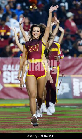 Landover, MD, USA. November 2025. Die Cheerleader des Washington Commanders spielen im Northwest Stadium in Landover, MD Justin Cooper/CSM (Credit Image: © Justin Cooper/Cal Sport Media). Quelle: csm/Alamy Live News Stockfoto