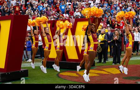 Landover, MD, USA. November 2025. Die Cheerleader des Washington Commander erobern das Feld, bevor die Washington Commanders im Northwest Stadium in Landover, MD Justin Cooper/CSM/Alamy Live News, gegen die Detroit Lions spielen Stockfoto