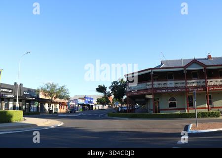 Temora, NSW, Australien. November 2025. Das Railway Hotel liegt an der Ecke Hoskins Street und Parkes Street, Temora. Quelle: Richard Milnes/Alamy Stockfoto