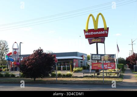 Temora, NSW, Australien. November 2025. McDonald's, 74 Hoskins St, Temora NSW 2666. Quelle: Richard Milnes/Alamy Stockfoto