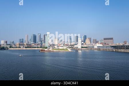 Blick vom Fluss des alten Hafens von Montreal, Quebec, Kanada, an einem sonnigen Morgen mit klarem blauem Himmel Stockfoto