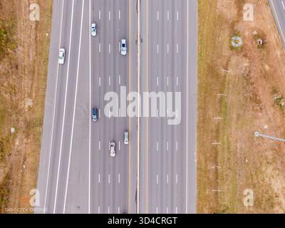 Direkter Blick über den mehrspurigen Interstate Highway Stockfoto