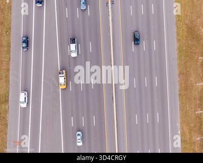 Direkter Blick über den mehrspurigen Interstate Highway Stockfoto