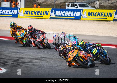 Portimao, Portugal. November 2025. Das Feld im Einsatz beim Moto2-Rennen um den Qatar Airways Grand Prix von Portugal auf dem Algarve International Circuit. (Foto: Henrique Casinhas/SOPA Images/SIPA USA) Credit: SIPA USA/Alamy Live News Stockfoto