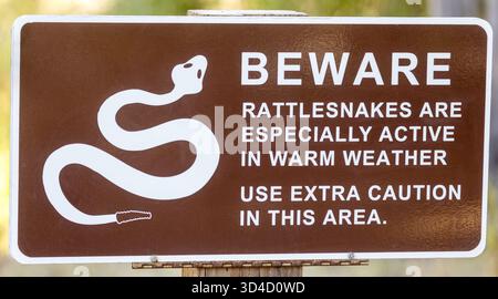 Portola Valley, Kalifornien, USA – 9. November 2025: Warnschild für Klapperschlangen im Windy Hill Open Space Preserve. Stockfoto