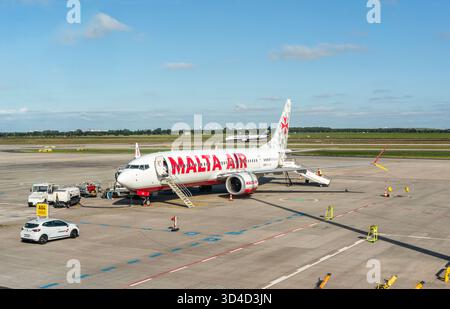 Ein Flugzeug der Air Malta Boeing 737 Max 8 am Gate mit offenen Türen, nach dem Einsteigen am Flughafen Berlin Brandenburg BER im Jahr 2025, Deutschland, Europa Stockfoto