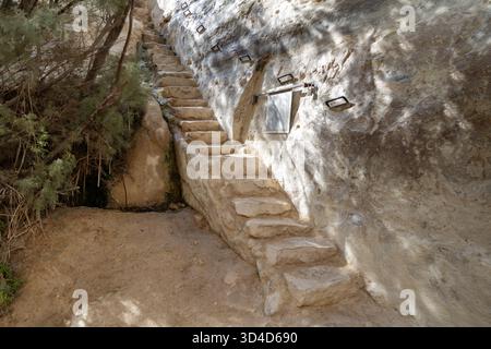 Eine Steintreppe wurde in die felsigen Klippen des Nationalparks ein Avdat in Israel gehauen. Der schmale Pfad schlängelt sich durch Wüstengelände und zeigt die natürliche Schönheit und historische Bedeutung des Parks Stockfoto