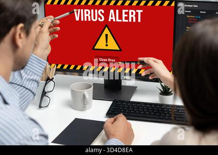 Virenwarnung auf dem Computerbildschirm entdeckt schnelle Cyber-Bedrohung , Hacker, Computervirus und Malware Stockfoto