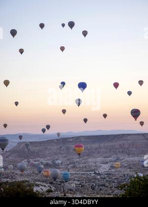 Morgenflug von Heißluftballons über kappadokien türkei Stockfoto