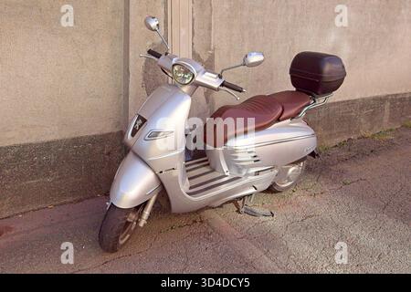 Vallila, Helsinki, Finnland - 13. August. 2025: Peugeot Django Roller in der Stadt. Stockfoto