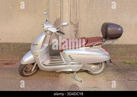 Vallila, Helsinki, Finnland - 13. August. 2025: Peugeot Django Roller in der Stadt. Stockfoto