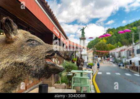 Ausgestopfter Kopf eines Wildschweins an der Hauptstraße in Zonza, Korsika, Frankreich | gefüllter Kopf eines Wildschweins auf der Hauptstraße in Zonza, Korsika, Frankreich Stockfoto