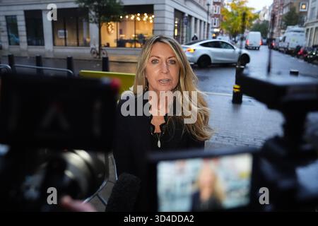 Deborah Turness, die scheidende Geschäftsführerin von BBC News, spricht nach ihrem Rücktritt mit den Medien vor dem BBC Broadcasting House in London. Bilddatum: Montag, 10. November 2025. Stockfoto