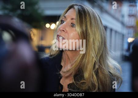 Deborah Turness, die scheidende Geschäftsführerin von BBC News, spricht nach ihrem Rücktritt mit den Medien vor dem BBC Broadcasting House in London. Bilddatum: Montag, 10. November 2025. Stockfoto