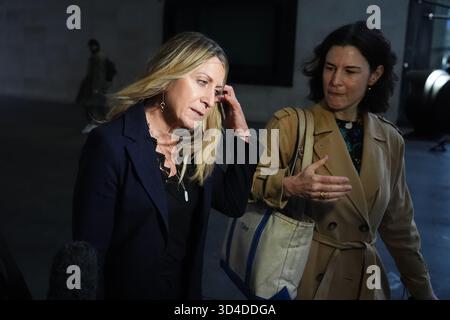 Deborah Turness, die scheidende Geschäftsführerin von BBC News, kommt nach ihrem Rücktritt im BBC Broadcasting House in London an. Bilddatum: Montag, 10. November 2025. Stockfoto