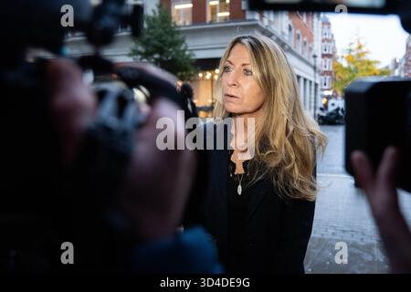 Deborah Turness, die scheidende Geschäftsführerin von BBC News, spricht nach ihrem Rücktritt mit den Medien vor dem BBC Broadcasting House in London. Bilddatum: Montag, 10. November 2025. Stockfoto