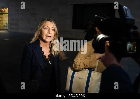 Deborah Turness, die scheidende Geschäftsführerin von BBC News, spricht nach ihrem Rücktritt mit den Medien vor dem BBC Broadcasting House in London. Bilddatum: Montag, 10. November 2025. Stockfoto