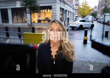 Deborah Turness, die scheidende Geschäftsführerin von BBC News, spricht nach ihrem Rücktritt mit den Medien vor dem BBC Broadcasting House in London. Bilddatum: Montag, 10. November 2025. Stockfoto